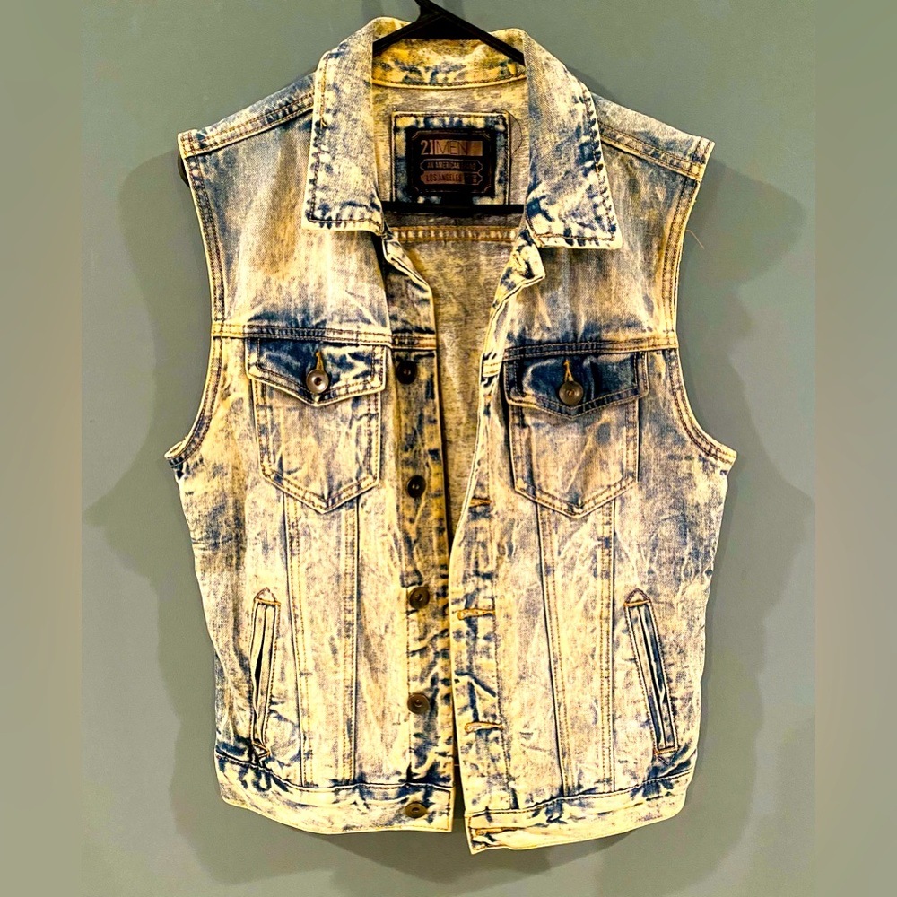 21 Men Acid Washed Jean Vest, Size XS. Very Good Used Condition.